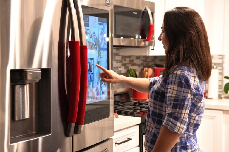 Lire la suite à propos de l’article Investir dans les nouveaux réfrigérateurs intelligents : bonne ou mauvaise idée?